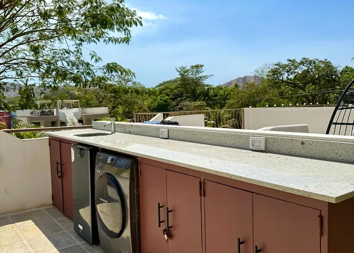 Parakeet Paradise 2nd Floor With Rooftop *
